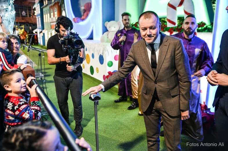 Momento del encendido por el alcalde Teodoro Sosa/Antonio Alí.